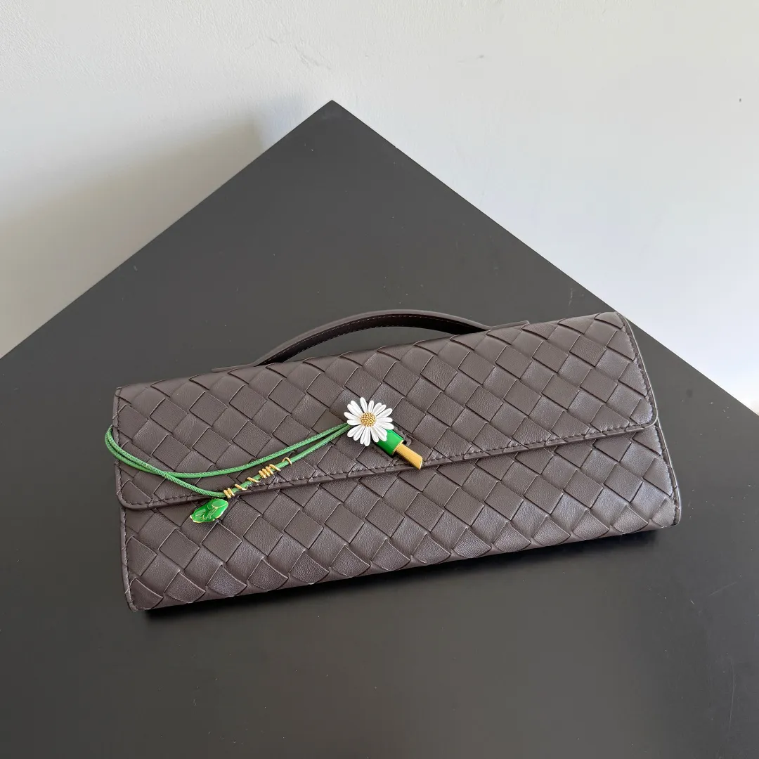 Batch 1720 Bottega Veneta clutch bags are shipping! The carefully crafted latch opening and closing is like a small key, giving us a sense of ritual every time we use this bag. The innovative design this time is to make the latch part into the shape of a small daisy. The originally elegant and restrained style instantly adds some playfulness, and matches with a skirt. Going out for a picnic or admiring the scenery will add to the overall look🌸🌸The heavily crafted daisy is lifelike and full of exquisiteness. The fixed rope is also decorated with a winding golden rope and a small leaf, echoing the daisy. The whole bag looks very coordinated. Style number: 836810 (741511) Size: 31*13*3cm